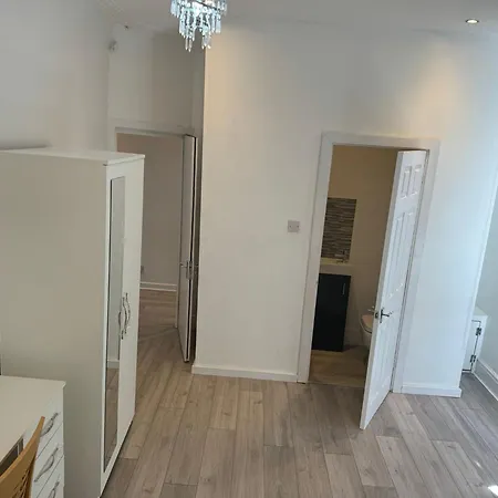 4-bed House - Ensuite - Sleeps 8 - Parking Nyaraló