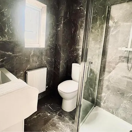 House Sleeps 10 With Free Parking - Pets Welcome Tatil Evi