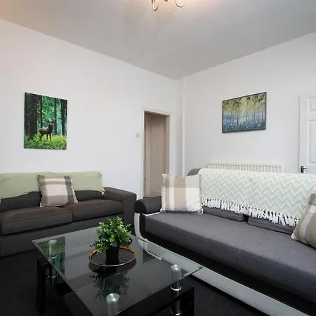Spacious 2br In Chadderton Near Manchester