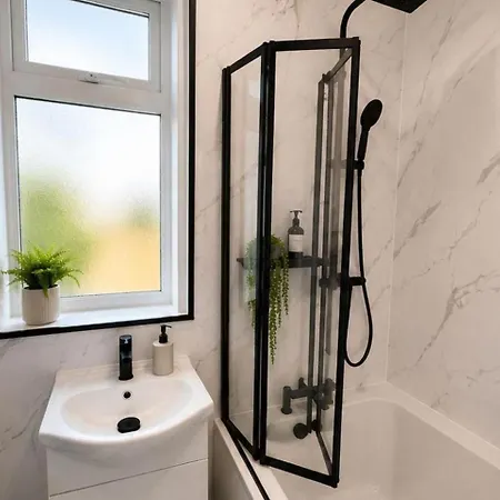 Feriehus 4 Bedroom House Sleeps 7 -free Parking -co-op Live Manchester