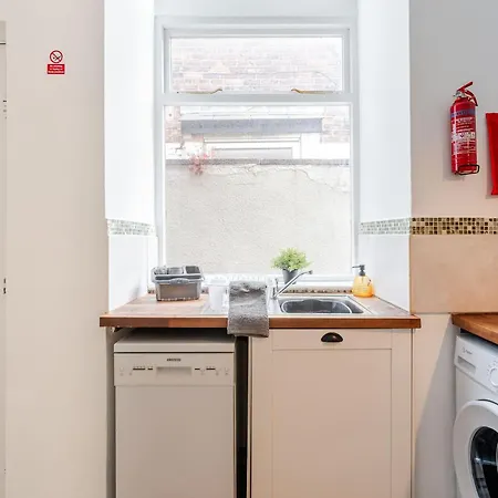 4br With Games Salford Sleeps 7 * Manchester