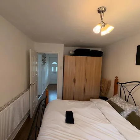 Sleeps 4 With Free Parking And Garden Tatil Evi Manchester