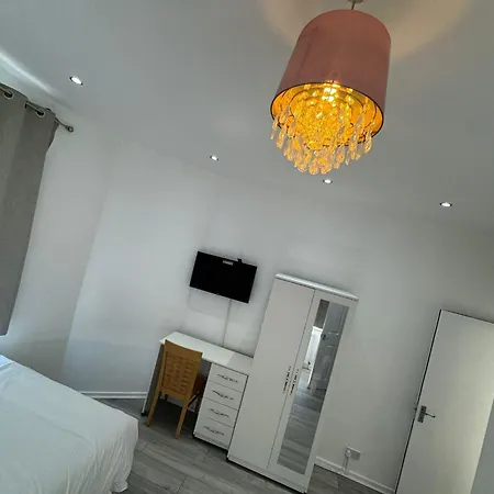 4-bed House - Ensuite - Sleeps 8 - Parking Feriehus *