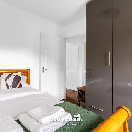 Stylish 6br W Parking & Gym