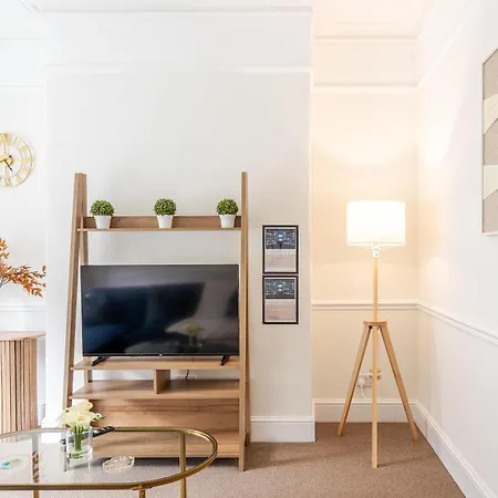 Feriehus 4br With Games Salford Sleeps 7 Manchester