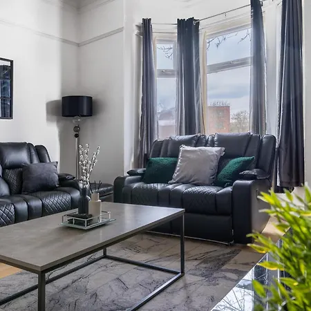 Enormous 5 Bed House - Sleeps 13 - Free Parking