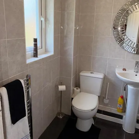 Sleeps 4 With Free Parking And Garden * Manchester