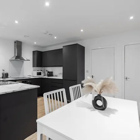 Nyaraló Group-friendly 4br House With Driveway Parking In Manchester
