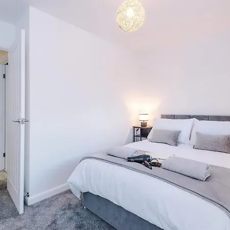 Stylish Mcr 2br Parking Near Etihad & Co-op Nyaraló *