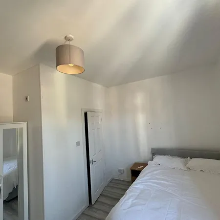 Nyaraló 4-bed House - Ensuite - Sleeps 8 - Parking