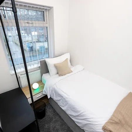 Entire Next To Trafford Centre * Manchester