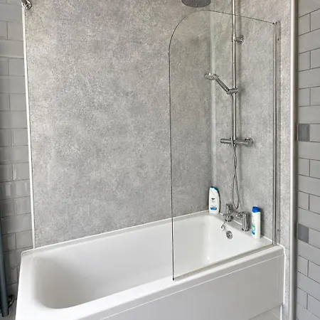 Nyaraló Cosy 3br House With Ps4 & Free Parking