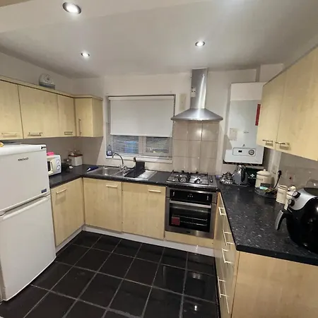 Sleeps 4 With Free Parking And Garden * Manchester