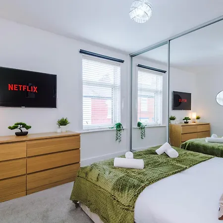New Cosy 2br | Pool Table | Parking | Ps4 + Games * Manchester