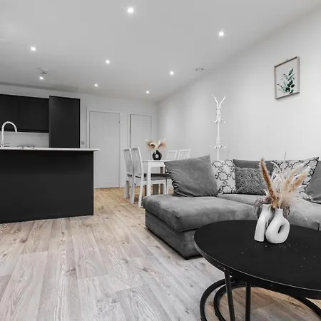 Group-friendly 4br House With Driveway Parking In
