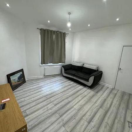 4-bed House - Ensuite - Sleeps 8 - Parking