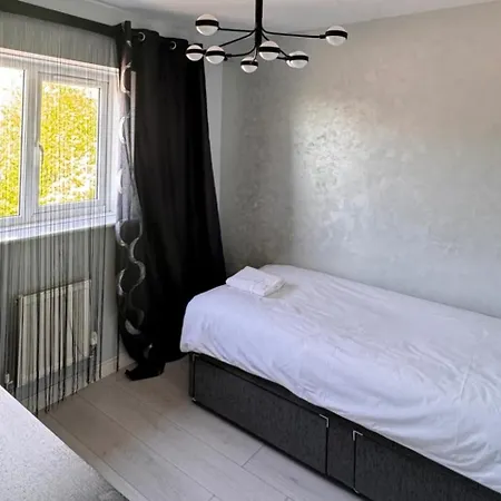 House Sleeps 10 With Free Parking - Pets Welcome *
