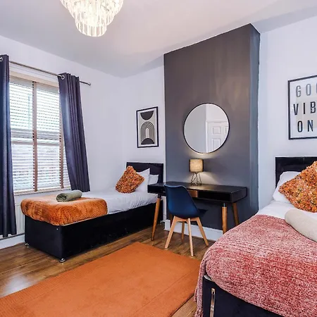 Spacious House With Free Parking Near Mediacityuk, Trafford Centre, Centre