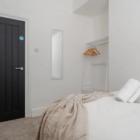 Nyaraló Spacious 6br House Sleeps 11 Free Parking