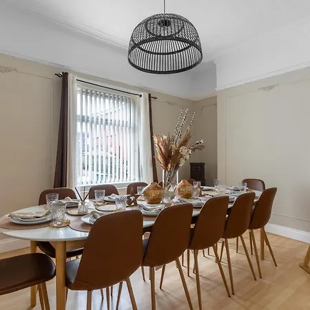 Casa de Férias Enormous 5 Bed House - Sleeps 13 - Free Parking