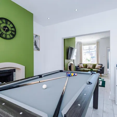 Tatil Evi New Cosy 2br | Pool Table | Parking | Ps4 + Games