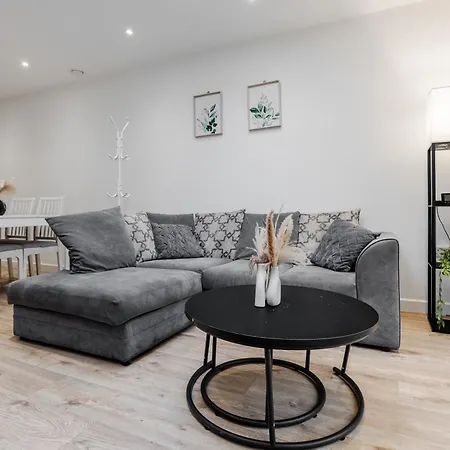 Group-friendly 4br House With Driveway Parking In Nyaraló
