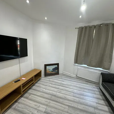 4-bed House - Ensuite - Sleeps 8 - Parking Feriehus Manchester