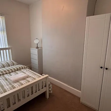 Дом отдыха 4br - Parking- Sleeps 7 - 2 Baths - Long Манчестер