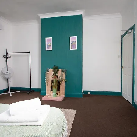 Spacious 2br In Chadderton Near *