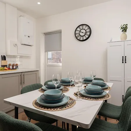 Nyaraló Spacious 6br House Sleeps 11 Free Parking