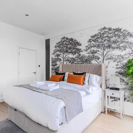 Enormous 5 Bed House - Sleeps 13 - Free Parking * Manchester