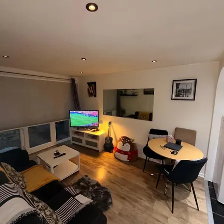 Sleeps 4 With Free Parking And Garden * Manchester