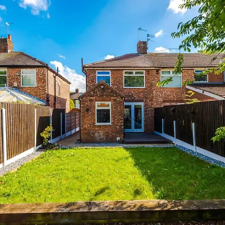 3 Bed House Driveway Workspace Sleeps 7 Manchester