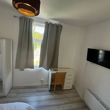 Nyaraló 4-bed House - Ensuite - Sleeps 8 - Parking