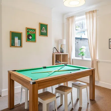 4br With Games Salford Sleeps 7 *