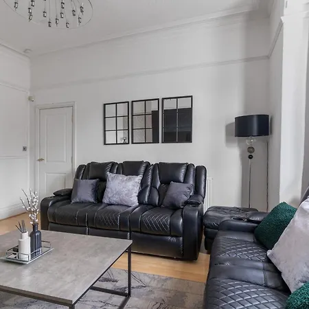 Nyaraló Enormous 5 Bed House - Sleeps 13 - Free Parking *