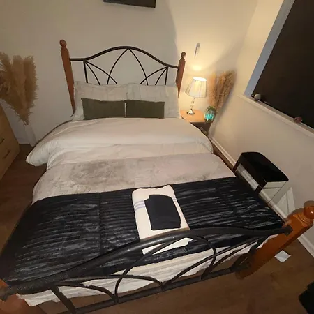 Sleeps 4 With Free Parking And Garden *