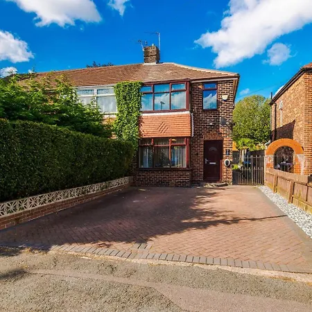 3 Bed House Driveway Workspace Sleeps 7 * Manchester