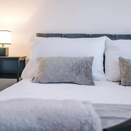 Stylish Mcr 2br Parking Near Etihad & Co-op Nyaraló *