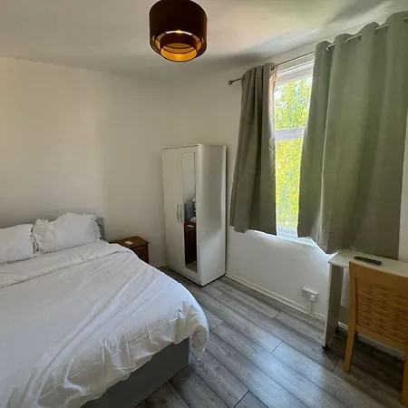 4-bed House - Ensuite - Sleeps 8 - Parking Nyaraló