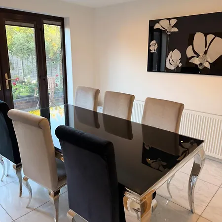 Feriehus 4 Bedroom Modern House In Prime Location