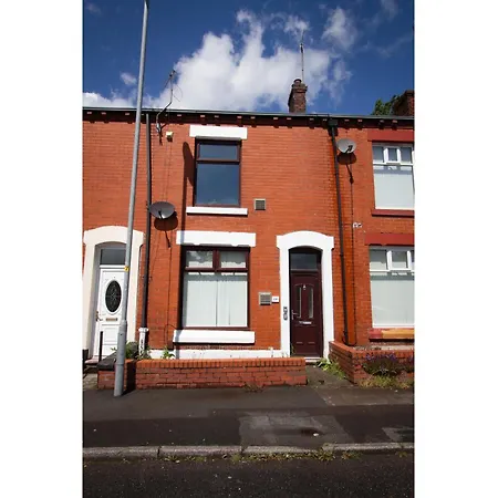 Spacious 2br In Chadderton Near Feriehus
