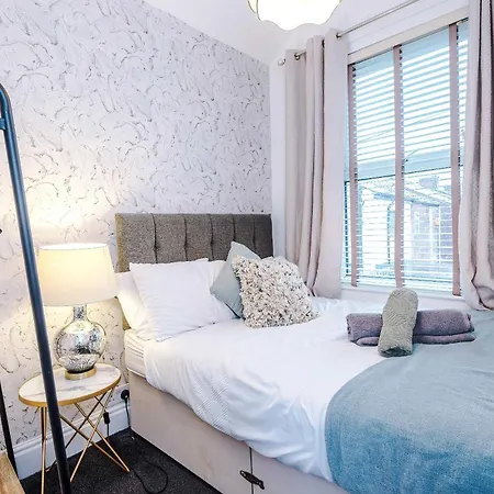 Spacious House With Free Parking Near Mediacityuk, Trafford Centre, Centre Manchester