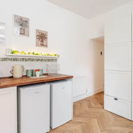Nyaraló 4br With Games Salford Sleeps 7