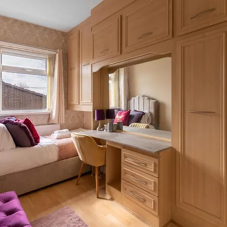 Nyaraló Enormous 5 Bed House - Sleeps 13 - Free Parking *