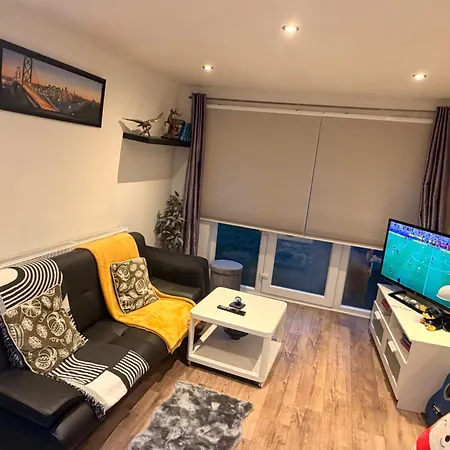 Tatil Evi Sleeps 4 With Free Parking And Garden Manchester