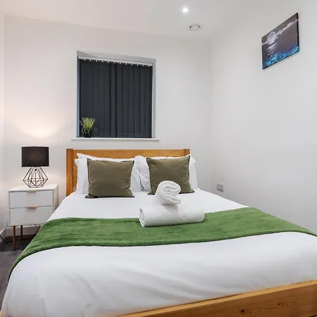 Nyaraló Group-friendly 4br House With Driveway Parking In Manchester