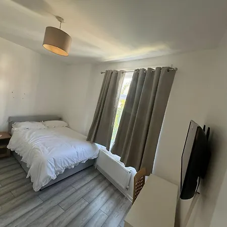 4-bed House - Ensuite - Sleeps 8 - Parking * Manchester