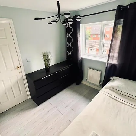 House Sleeps 10 With Free Parking - Pets Welcome * Manchester