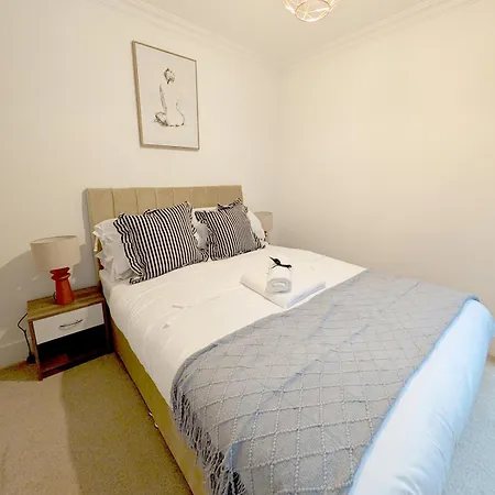 Modern 2 Bedroom Near Mediacity Uk